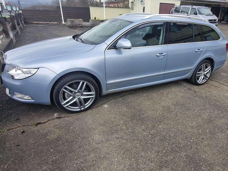 Blau Gebraucht 2010 Skoda Superb Elegance Kombi | 5.600 € (Fairer Preis) - Bild 1/4