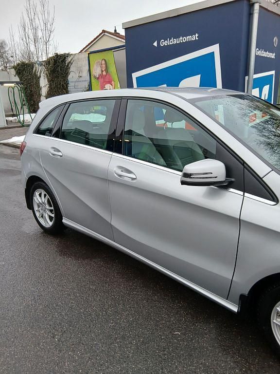 Gebraucht Mercedes B200 156 PS (114 kW) 2016 Silber Van / Kleinbus