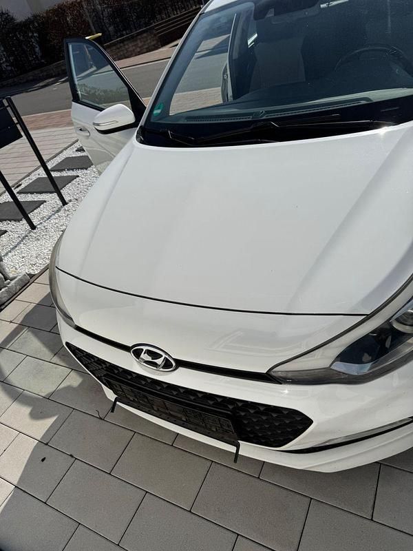 Gebraucht Hyundai i20 Style 101 PS (74 kW) 2015 Weiß Kleinwagen