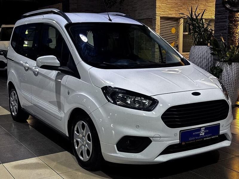 Weiß Gebraucht 2020 Ford Tourneo Courier Trend Van / Kleinbus | 12.400 € (Fairer Preis) - Bild 1/4