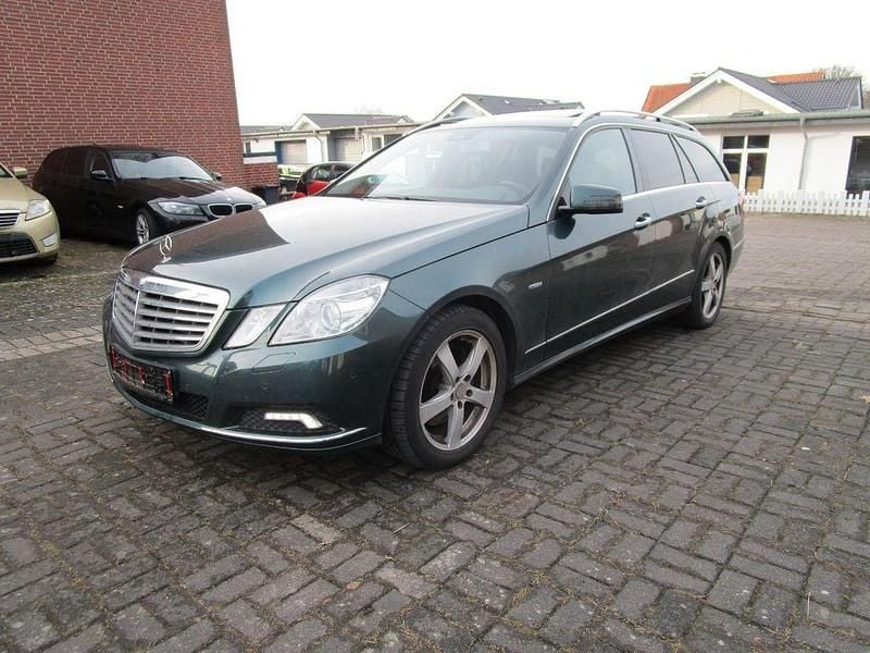 Grün Gebraucht 2010 Mercedes E350 Limousine | 7.950 € (Guter Preis) - Bild 1/4