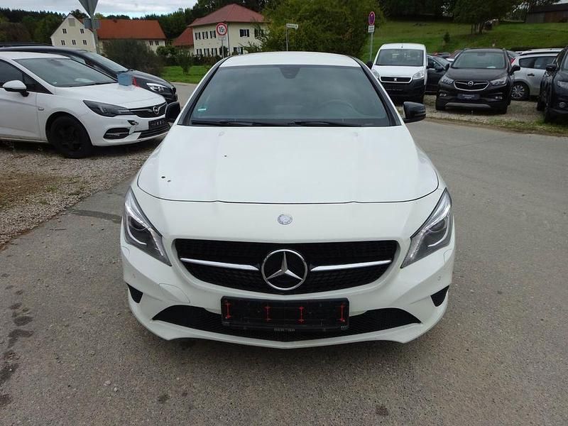 Weiß Gebraucht 2016 Mercedes CLA220 Limousine | 9.999 € (Fairer Preis) - Bild 1/4