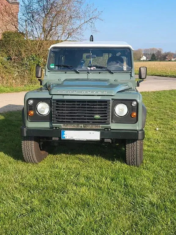 Gebraucht Land Rover Defender 122 PS (89 kW) 2009 Grün Kombi