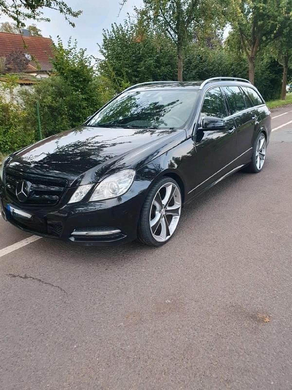 Schwarz Gebraucht 2011 Mercedes E220 Kombi | 6.300 € (Fairer Preis) - Bild 1/4