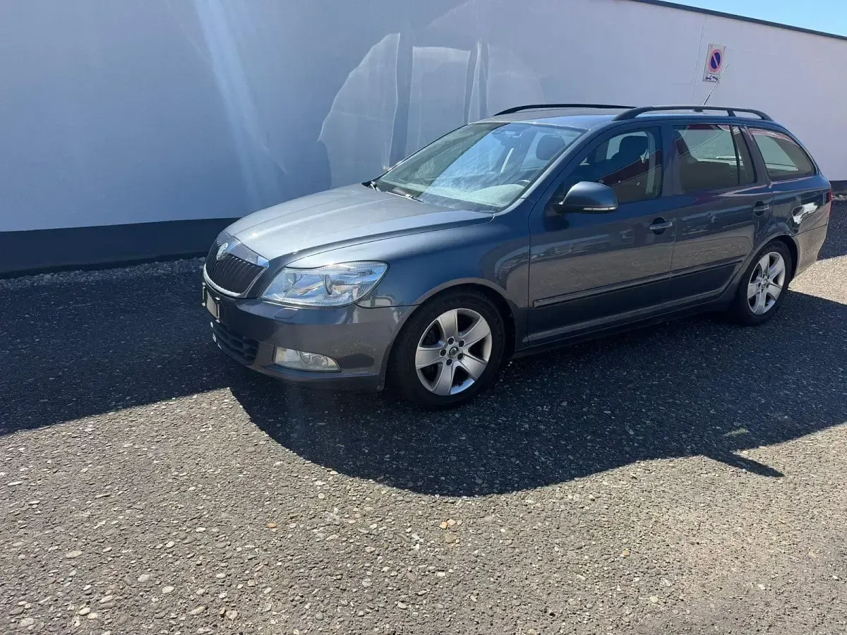 Gebraucht Skoda Octavia Ambiente 160 PS (117 kW) 2010 Grau Kombi