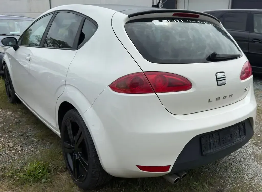 Używany Seat Leon FR 170 KM (125 kW) 2009 Biały Hatchback