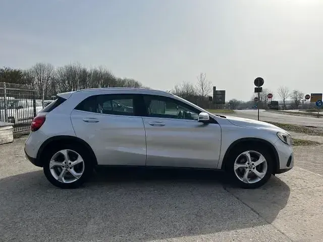 Gebraucht Mercedes GLA180 122 PS (89 kW) 2018 Silber SUV