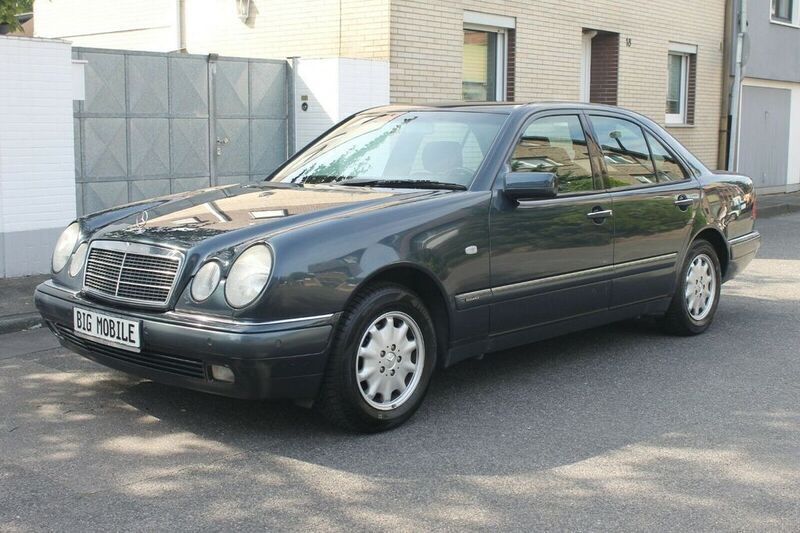 Schwarz metallic Gebraucht 1998 Mercedes E240 Elegance Limousine | 7.850 € - Bild 1/4