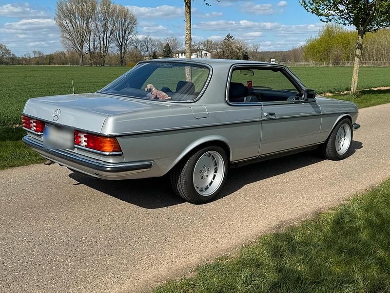 Gebraucht Mercedes 230 166 PS (122 kW) 1984 Silber Coupé