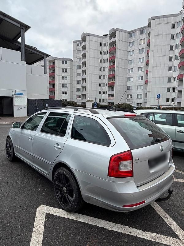 Gebraucht Skoda Octavia 160 PS (117 kW) 2012 Grau Kombi