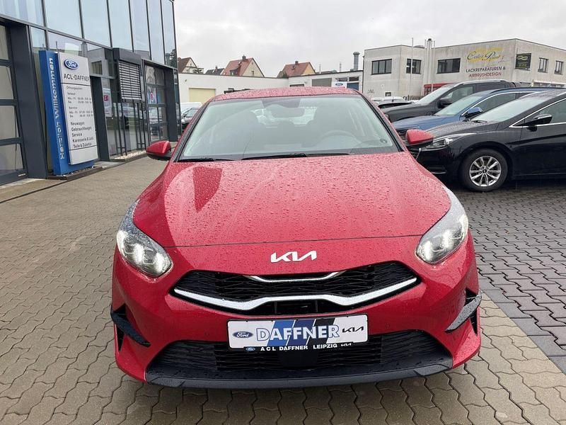 Neu Kia Ceed Spirit 140 PS (102 kW) 2025 Rot Kleinwagen