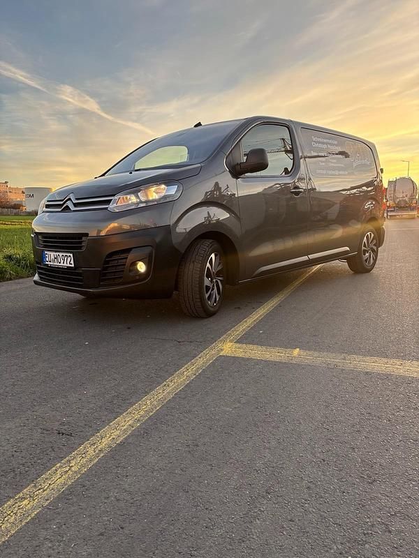 Grau Gebraucht 2021 Citroën Jumpy Van / Kleinbus | 26.100 € (Etwas zu teuer) - Bild 1/4