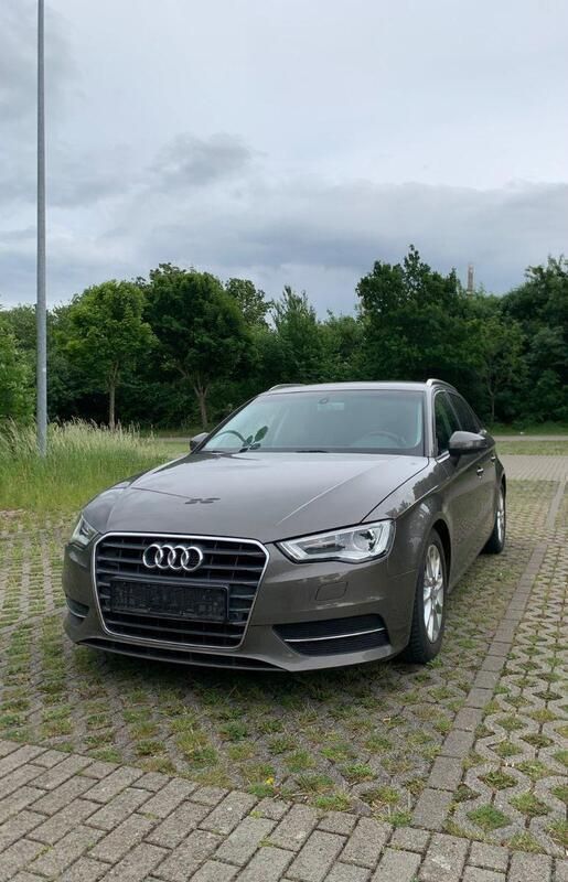 Grau Gebraucht 2015 Audi A3 Sportback Attraction Limousine | 11.800 € (Fairer Preis) - Bild 1/4