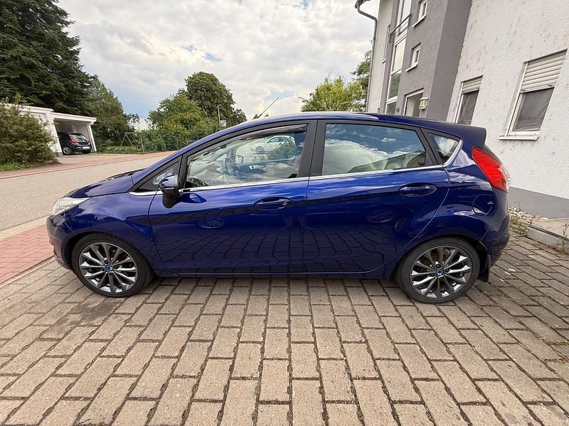 Gebraucht Ford Fiesta Titanium 101 PS (74 kW) 2013 Blau Kleinwagen