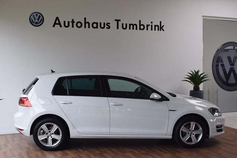 Gebraucht VW Golf VII LOUNGE 110 PS (80 kW) 2015 Pure white Limousine