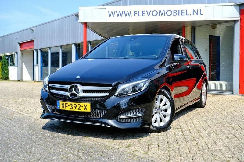 Schwarz Gebraucht 2017 Mercedes B180 Edition Van / Kleinbus | 12.250 € (Guter Preis) - Bild 1/4