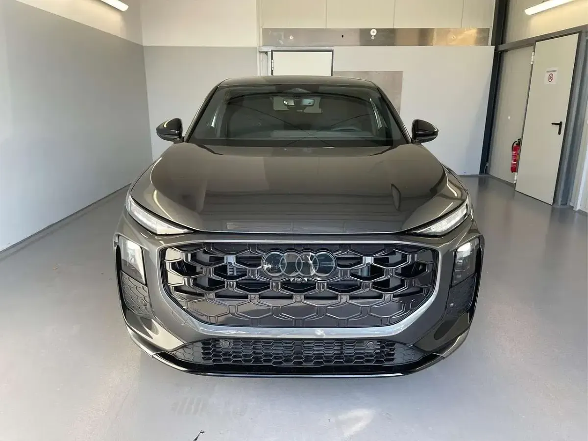 Neu Audi Q3 Sportback S-Line 204 PS (150 kW) 2025 [0e0e] mythosschwarz metallic SUV