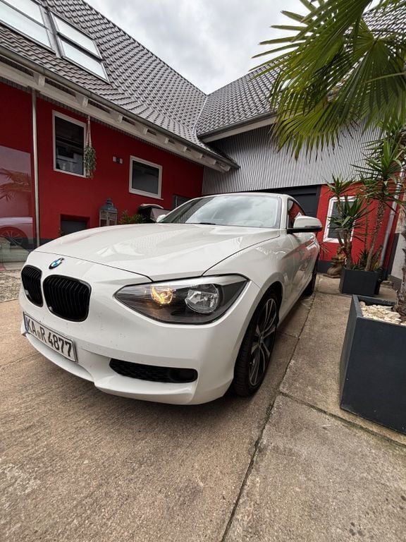 Weiß Gebraucht 2015 BMW 116 Kleinwagen | 6.050 € (Superpreis) - Bild 1/4