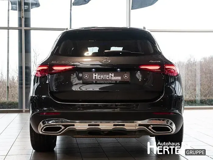 Gebraucht Mercedes GLC300e 204 PS (150 kW) 2024 Grau SUV