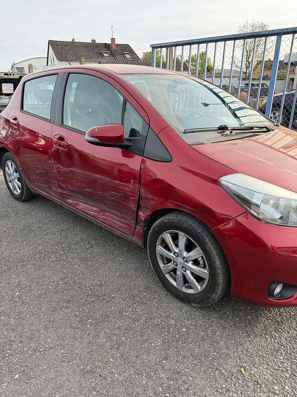 Gebraucht Toyota Yaris Life 69 PS (50 kW) 2012 Red mica metallic Kleinwagen