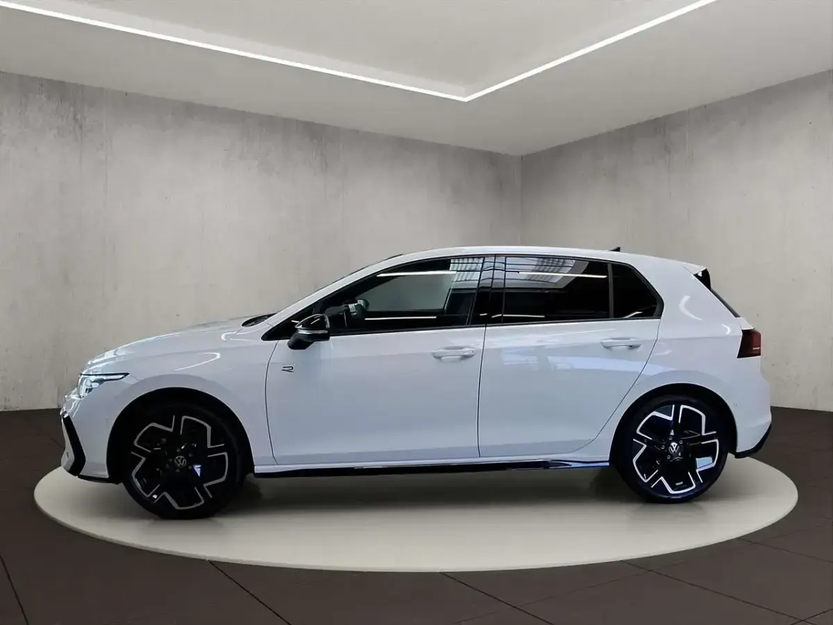 Neu VW Golf VIII R-line 150 PS (110 kW) 2026 Pure white/schwarz Limousine