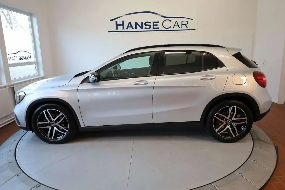 Gebraucht Mercedes GLA180 122 PS (89 kW) 2020 Silber SUV