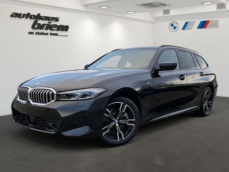 Black sapphire metallic Gebraucht 2024 BMW 330e M Sport Kombi | 56.844 € - Bild 1/4