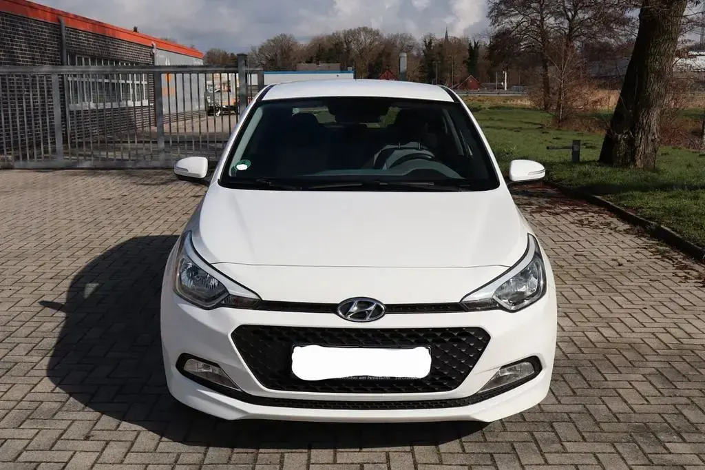 Gebraucht Hyundai i20 75 PS (55 kW) 2016 Weiß Kleinwagen