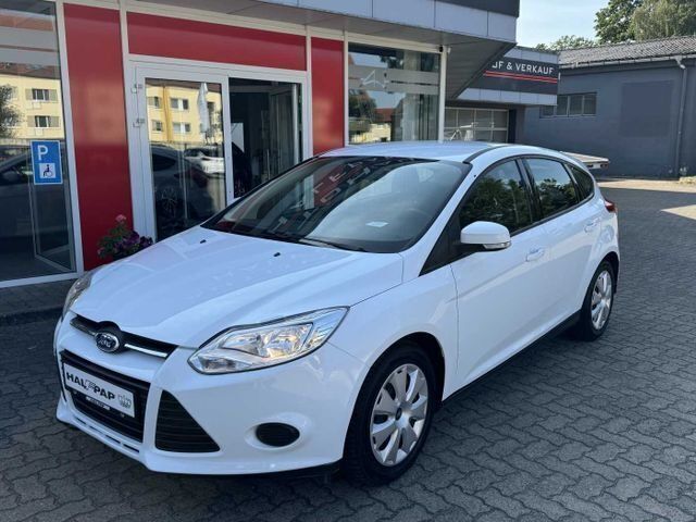 Weiß Gebraucht 2013 Ford Focus Trend Limousine | 7.990 € (Etwas zu teuer) - Bild 1/4