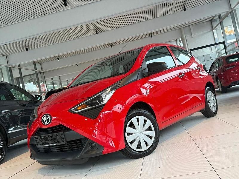 Rot Gebraucht 2022 Toyota Aygo Business Edition Kleinwagen | 9.991 € (Superpreis) - Bild 1/4