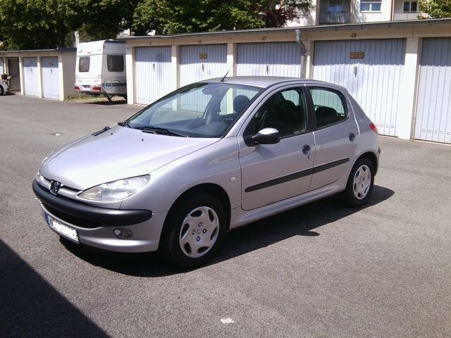 Gebraucht Peugeot 206 109 PS (80 kW) 2001 Silber metallic Limousine