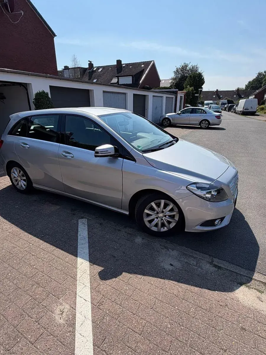 Gebraucht Mercedes B180 122 PS (89 kW) 2012 Silber Kleinwagen