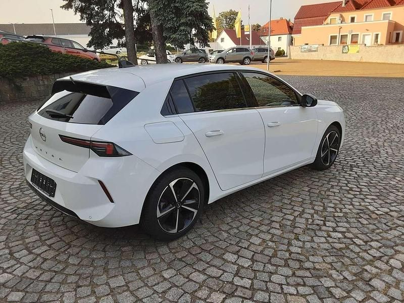 Gebraucht Opel Astra Elegance 131 PS (96 kW) 2023 Jade weiß Limousine