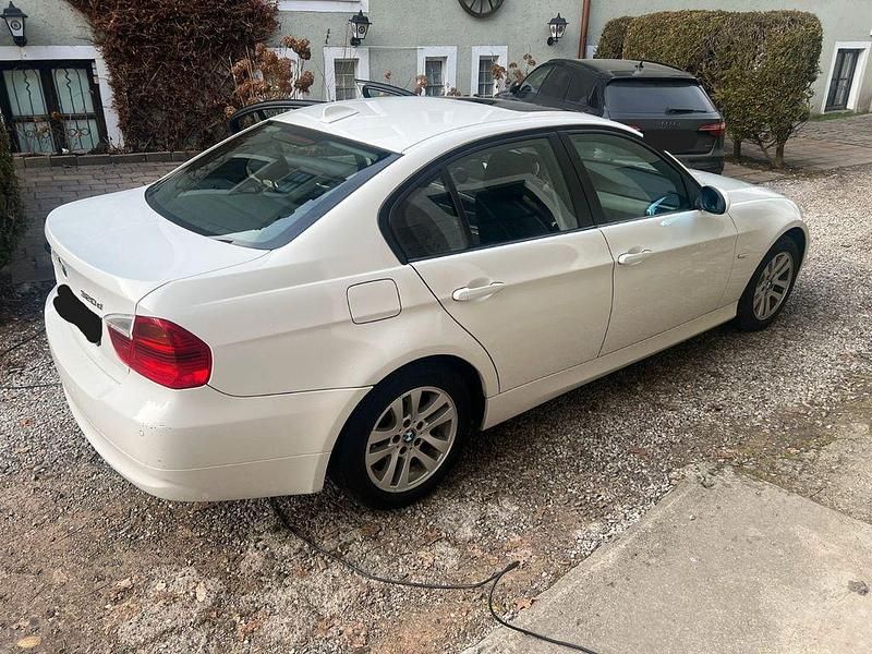 Gebraucht BMW 320 163 PS (119 kW) 2008 Weiß Limousine