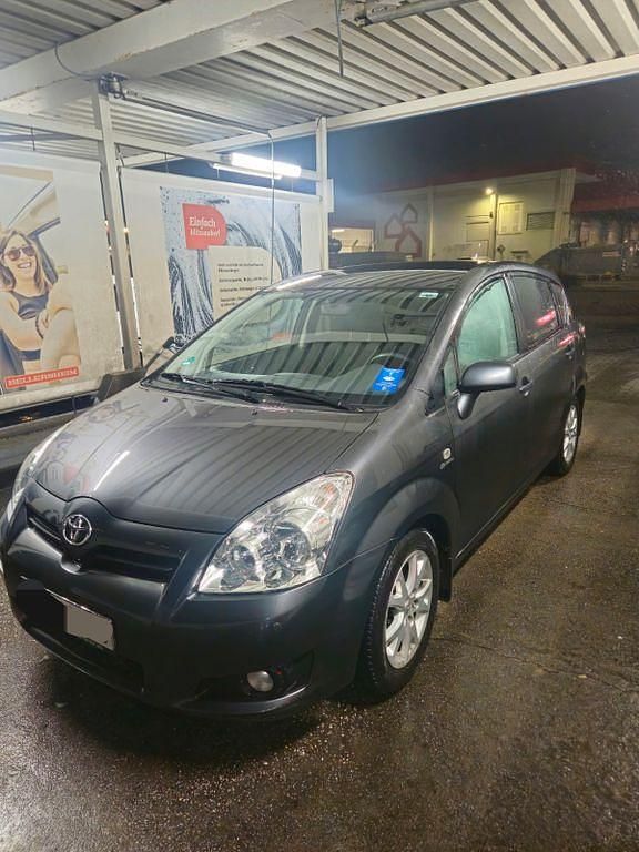 Grau Gebraucht 2009 Toyota Corolla Verso Sol Van / Kleinbus | 5.995 € (Etwas zu teuer) - Bild 1/4