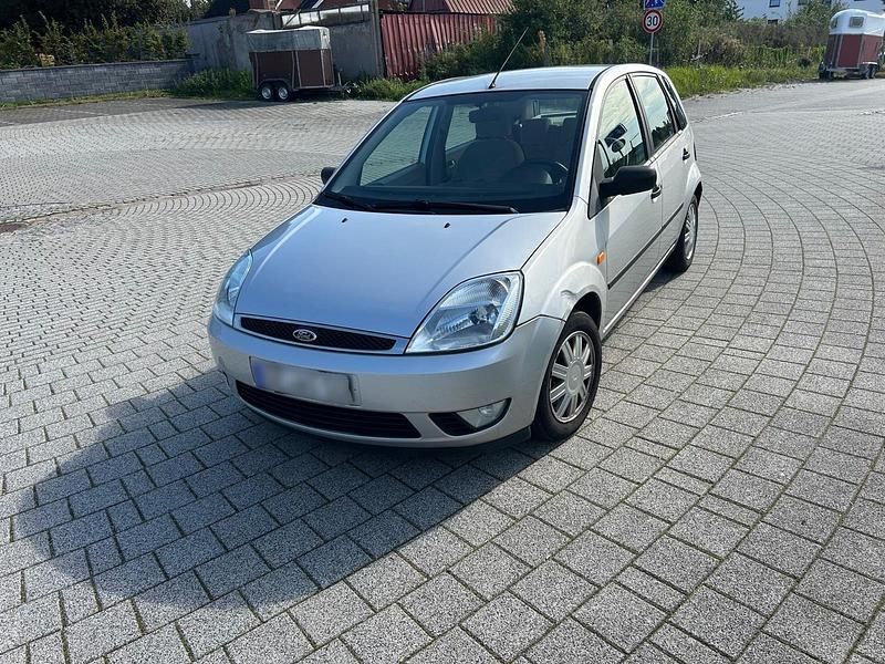 Silber Gebraucht 2002 Ford Fiesta Ambiente Kleinwagen | 999 € - Bild 1/4