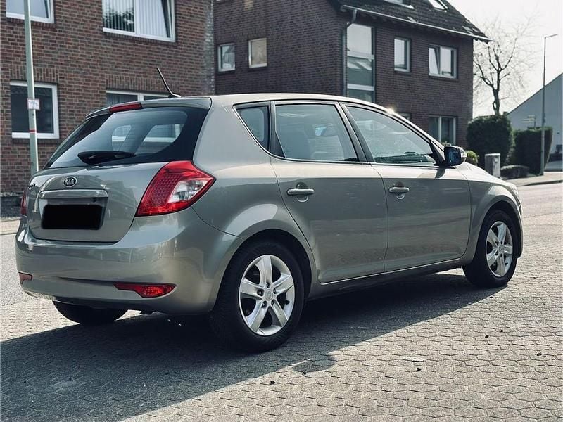 Gebraucht Kia Ceed 125 PS (91 kW) 2010 Grau Kleinwagen