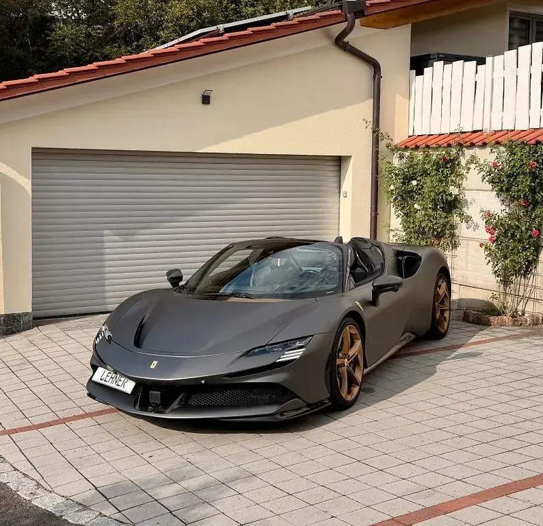 Gebraucht Ferrari SF90 999 PS (734 kW) 2024 Grau Cabrio