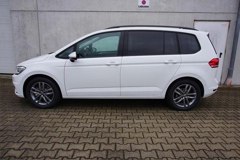 Neu VW Touran 150 PS (110 kW) 2026 Weiß Van / Kleinbus