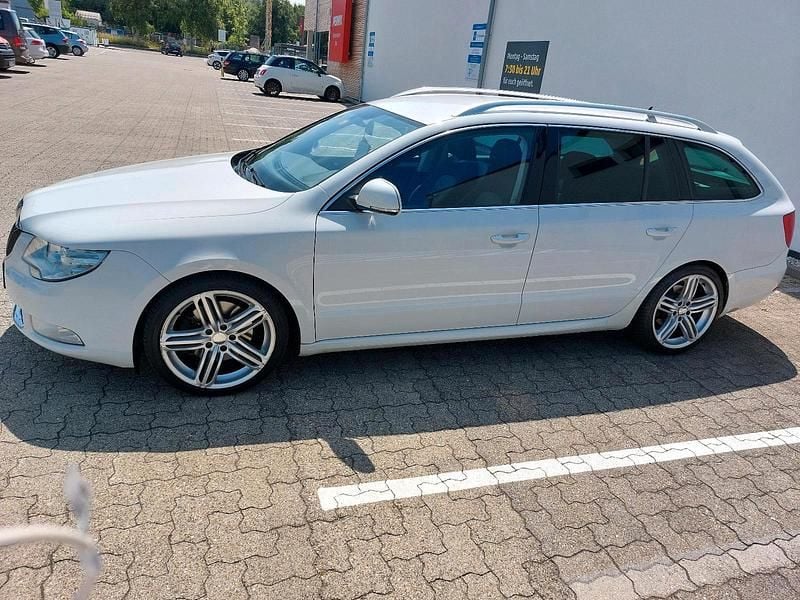 Weiß Gebraucht 2010 Skoda Superb Comfort Kombi | 6.600 € (Teuer) - Bild 1/4
