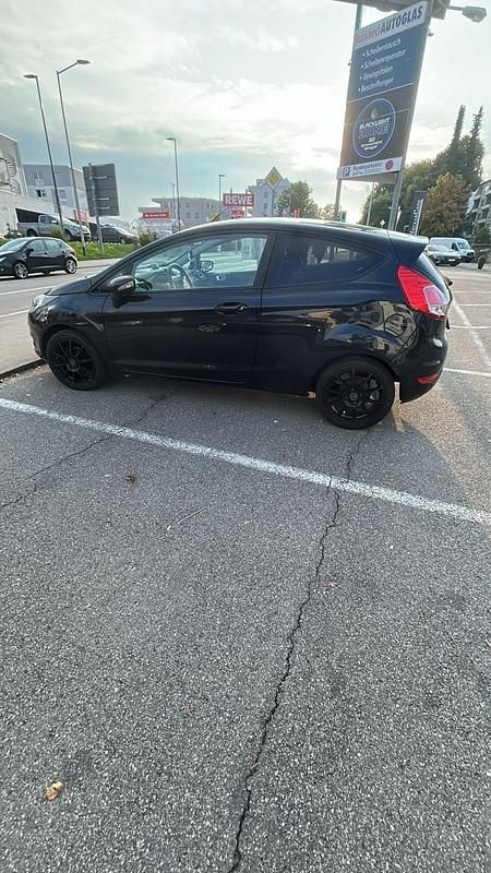 Gebraucht Ford Fiesta 75 PS (55 kW) 2014 Schwarz Kleinwagen