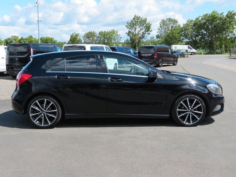 Gebraucht Mercedes A180 109 PS (80 kW) 2015 Schwarz Limousine