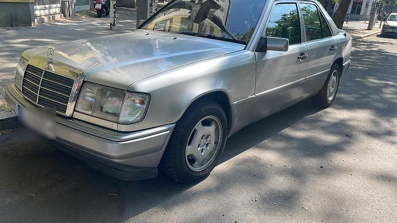 Gebraucht Mercedes E230 132 PS (97 kW) 1991 Silber Limousine