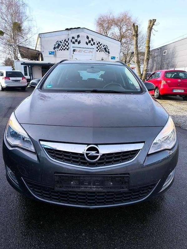 Gebraucht Opel Astra Design Edition 140 PS (102 kW) 2012 Karbongrau Kombi