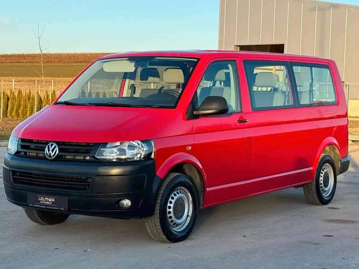 Second-hand VW Transporter 140 CP (102 kW) 2014 Roșu Van