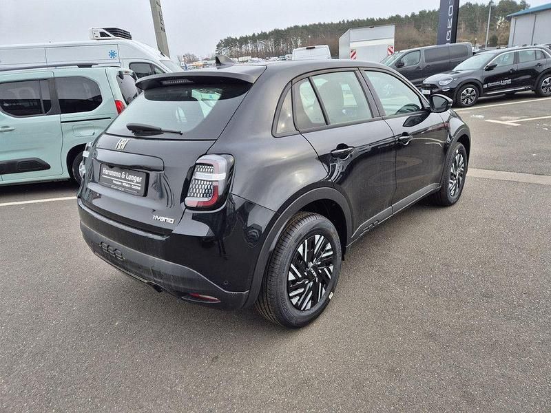 Neu Fiat 600 101 PS (74 kW) 2025 Schwarz SUV