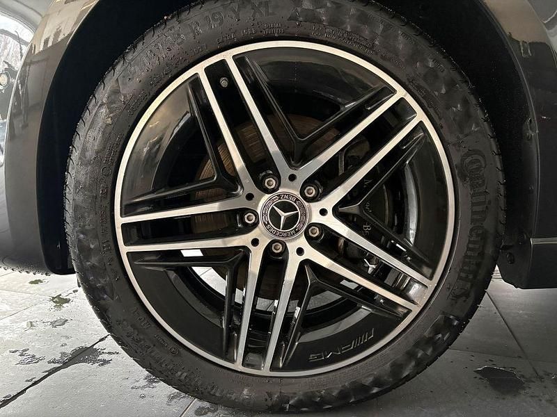 Gebraucht Mercedes V250 Style 190 PS (139 kW) 2024 Grau Van / Kleinbus