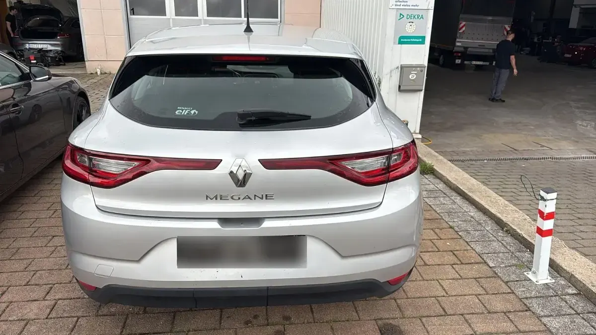 Gebraucht Renault Mégane Life 101 PS (74 kW) 2016 Silber Limousine