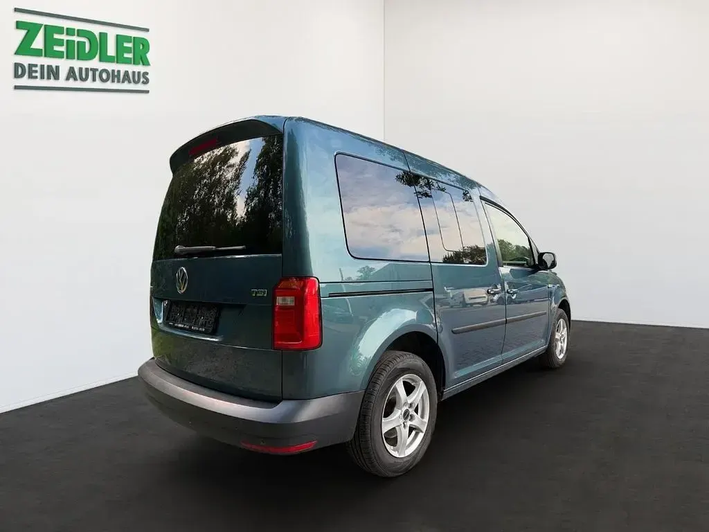 Gebraucht VW Caddy Trendline 102 PS (75 kW) 2017 Bambusgarden green Van / Kleinbus