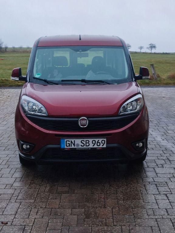 Rot Gebraucht 2019 Fiat Doblò Lounge Van / Kleinbus | 8.999 € (Guter Preis) - Bild 1/4